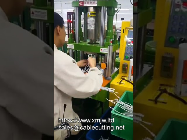 ماكينة حقن بلاستيك عمودية صغيرة 250 طن - عالية السرعة لتغطية أسلاك PVC وكابلات التوصيل